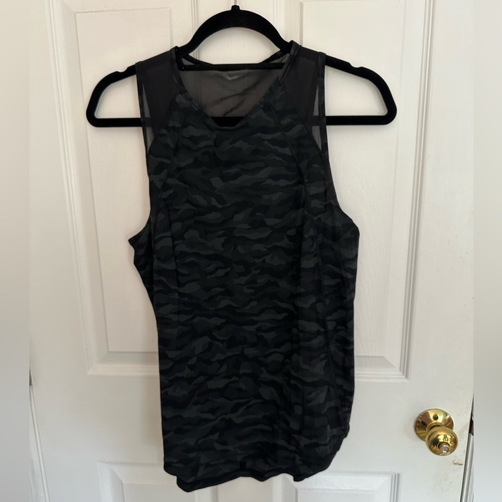 Lululemon Sculpt Tank - size 6 - black camo- great for running!